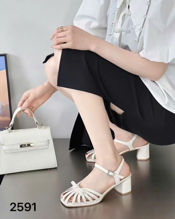 Giọ đan dây lên chân xinh xắn